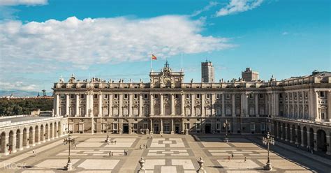 royal palace of madrid location